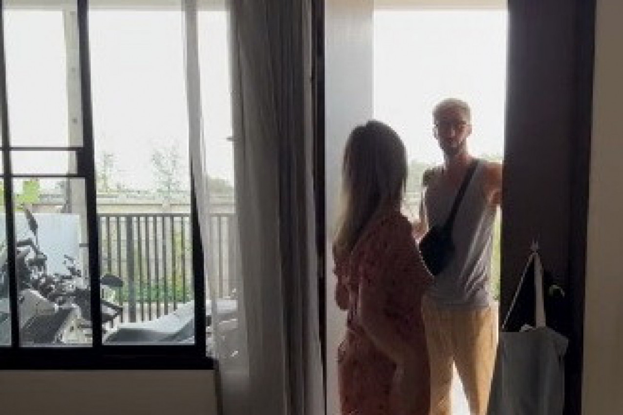 DOŠAO JE SA POSLA I UGLEDAO SUPRUGU USRED AKCIJE: Svi komentarišu reakciju ovog muškarca, emocije se ne mogu kontrolisati (VIDEO)