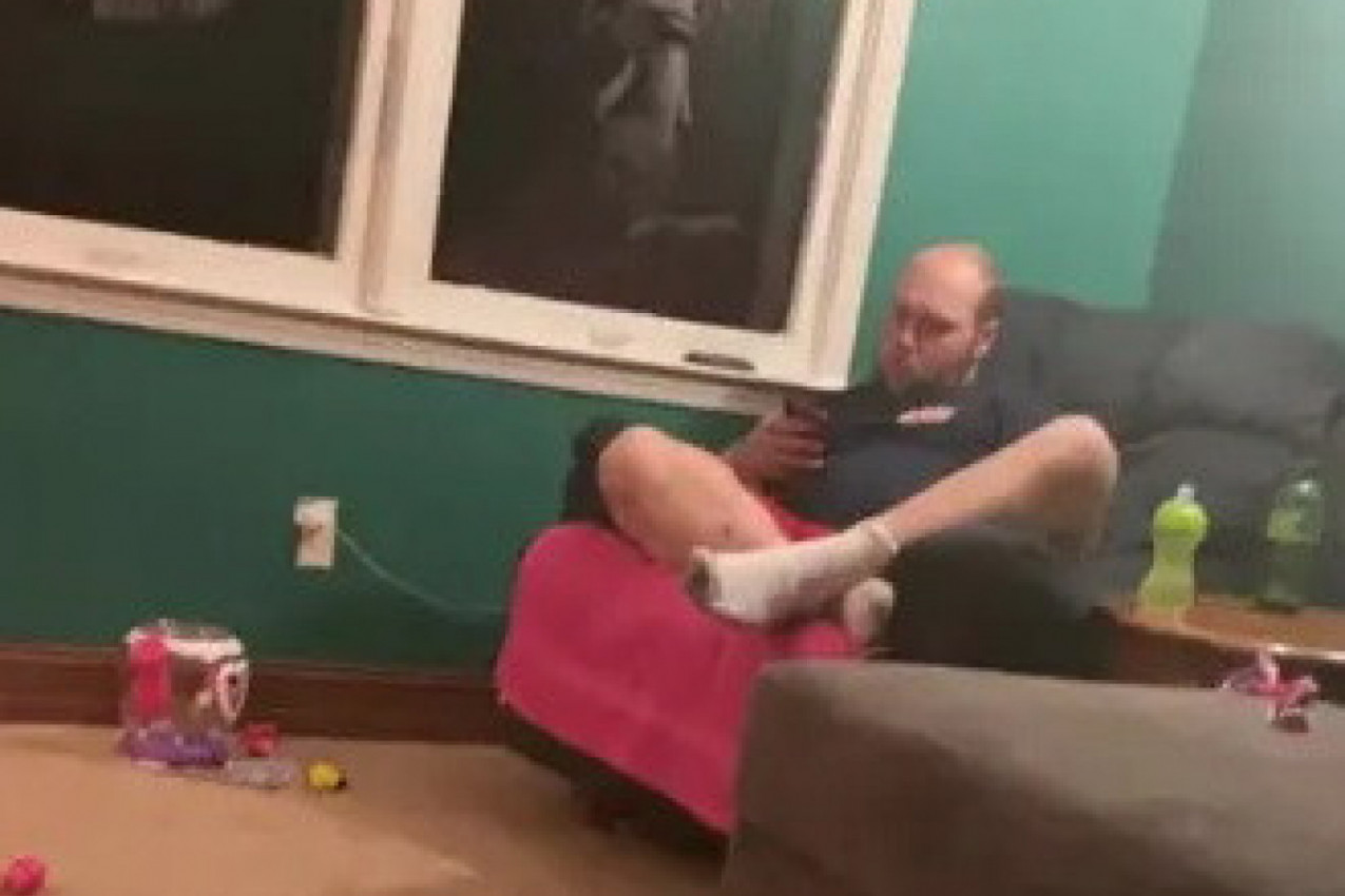 NA PROZORU JE BILA SCENA KAO IZ NAJGORIH HOROR FILMOVA: Odmarao je u sobi, a kada je podigao pogled izbezumio se od straha (FOTO)