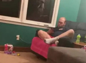 NA PROZORU JE BILA SCENA KAO IZ NAJGORIH HOROR FILMOVA: Odmarao je u sobi, a kada je podigao pogled izbezumio se od straha (FOTO)