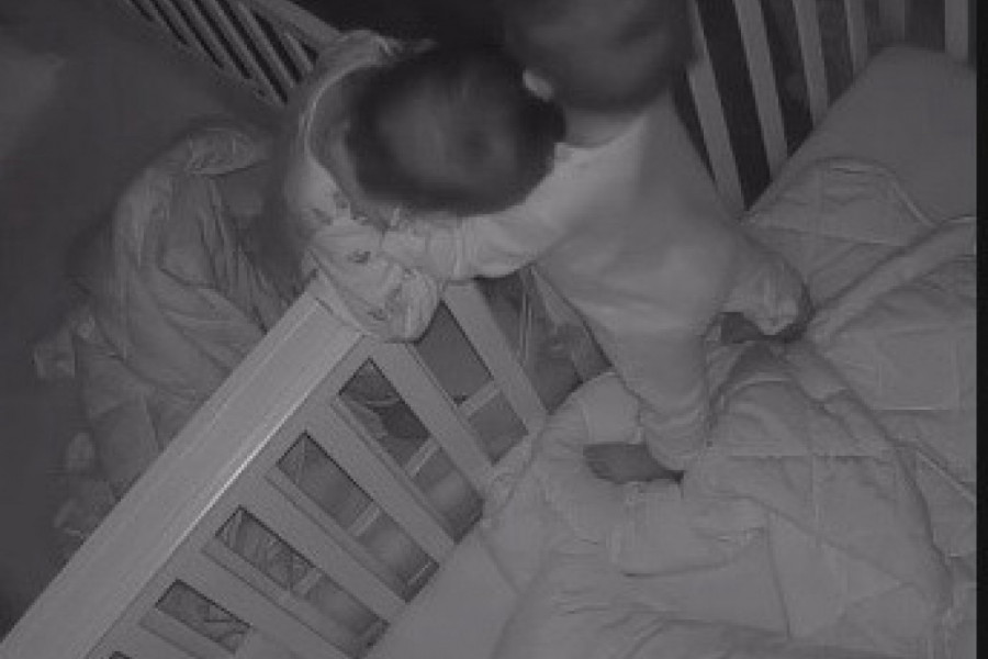 RODITELJI SU BLIZANCE RAZDVOJILI NA JEDAN DAN: Ono što su kamere uveče snimile u sobi ostavilo ih je u neverici i očiju punih suza (VIDEO)