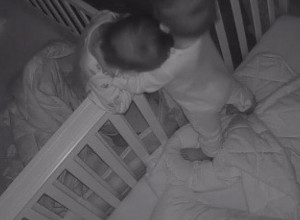 RODITELJI SU BLIZANCE RAZDVOJILI NA JEDAN DAN: Ono što su kamere uveče snimile u sobi ostavilo ih je u neverici i očiju punih suza (VIDEO)