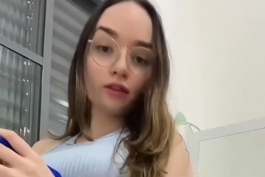 “RADIM ONO ŠTO NEĆE NI JEDNA ŽENA”: Naplaćuje muškarcima oko 27.000 evra da glumi njihove supruge, evo koje su njene dužnosti  (FOTO+VIDEO)