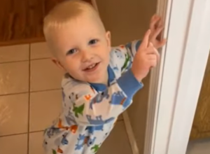 "MOJ SIN RAZGOVARA SA NEPOSTOJEĆOM OSOBOM, STALNO POKAZUJE NA OVAJ DEO KUĆE": Snimak koji je obišao društvene mreže zalediće vam krv u žilama! (VIDEO)