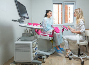 NAJRANIJI SIMPTOM MENOPAUZE ZA KOJI SVAKA ŽENA TREBA DA ZNA: Doktorka otkriva važnost preventivnih pregleda i koje još bolesti oni mogu otkriti (FOTO)