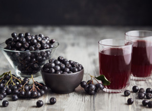 UZ SIRUP OD ARONIJE "PUCAĆETE OD ZDRAVLJA": Jača imunitet, poboljšava krvnu sliku i vid, spremite ga koliko danas!