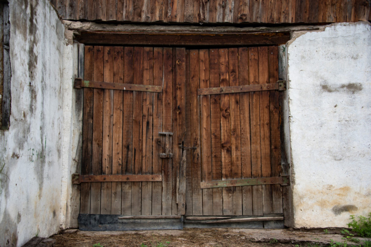 KADA JE OTVORIO STARA VRATA OSTAO JE U NEVERICI: Ono što se skrivalo iza njih izaziva jezu, pogledajte o čemu se radi (VIDEO)