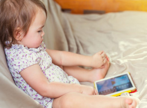 GLEDANJE CRTANIH FILMOVA MOŽE DA USPORI RAZVOJ GOVORA KOD DECE: Stručnjaci upozoravaju na niz negativnih faktora (FOTO)