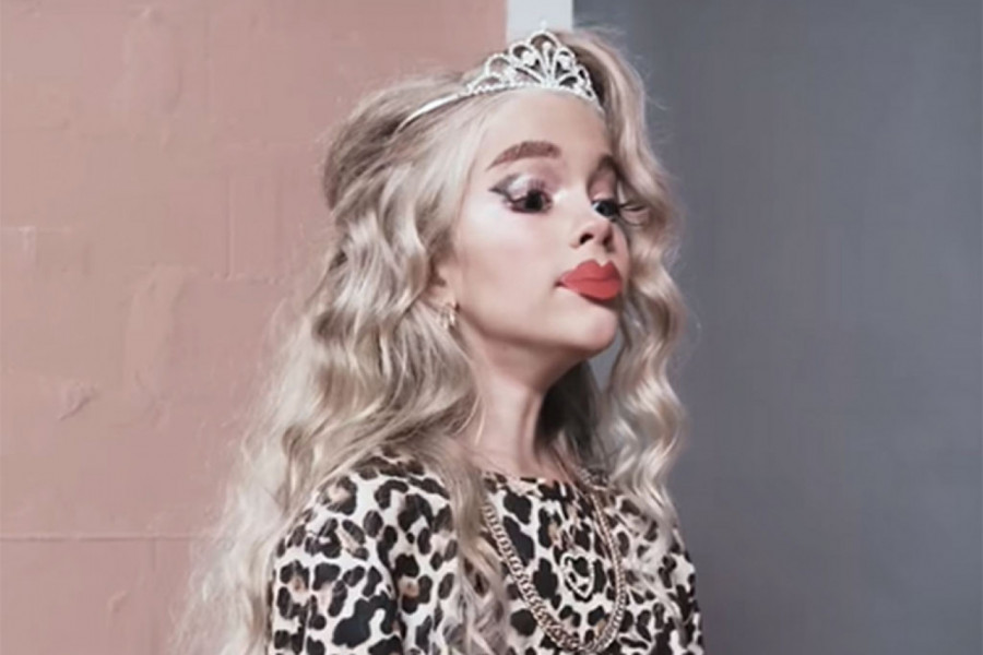 "MOJA MAMA ME VOLI SAMO KADA SAM NAŠMINKANA": Ova devojčica ima samo 9 godina, a ono na šta je roditelji teraju dovešće vas do suza (VIDEO)