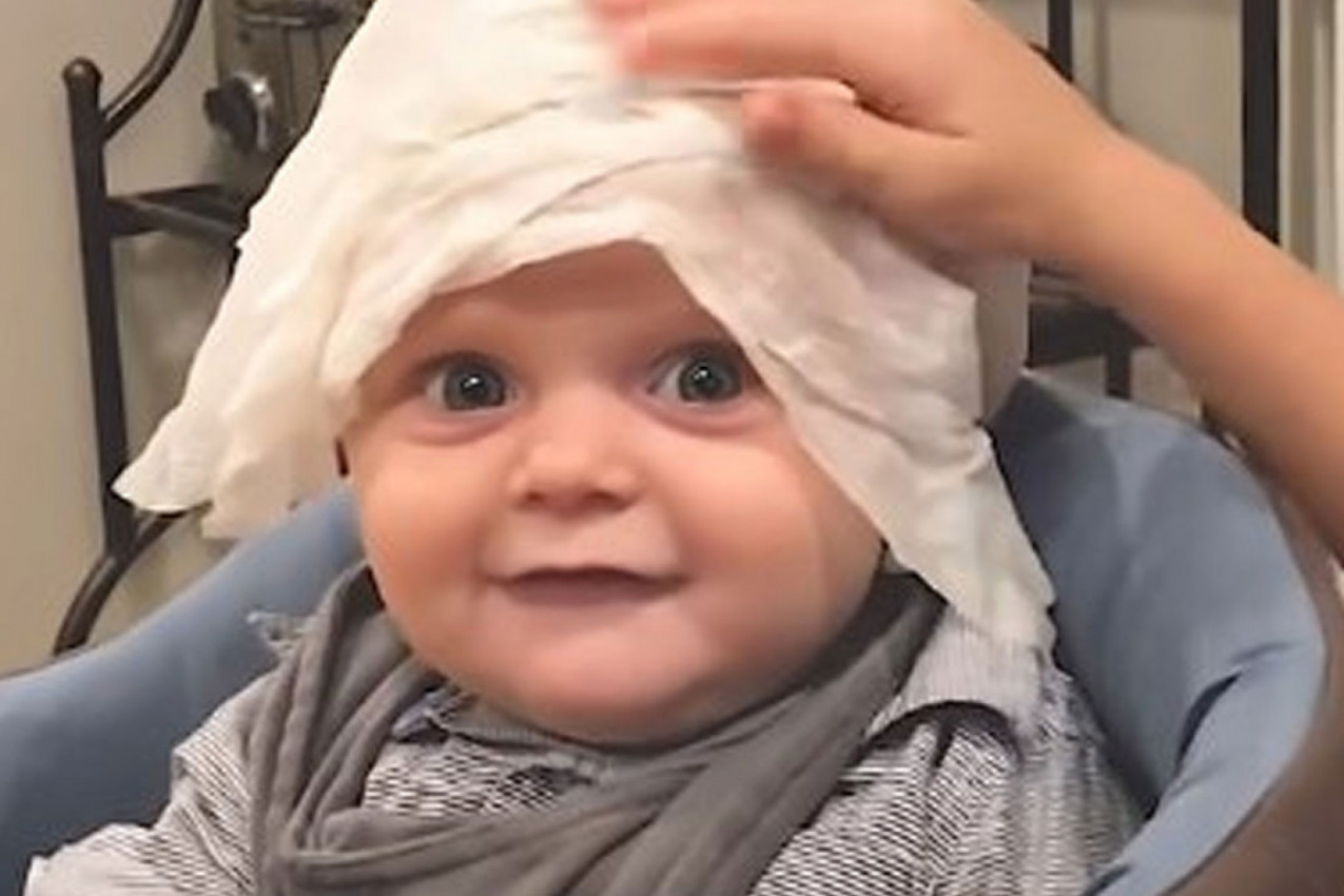 "DA NIJE BILO RODITELJA POVREDILA BI MALIŠANA": Ono što je devojčica uradila mlađem bratu izazvalo je oštru osudu na društvenim mrežama (VIDEO)