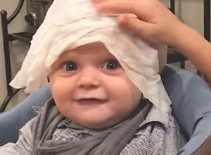 "DA NIJE BILO RODITELJA POVREDILA BI MALIŠANA": Ono što je devojčica uradila mlađem bratu izazvalo je oštru osudu na društvenim mrežama (VIDEO)