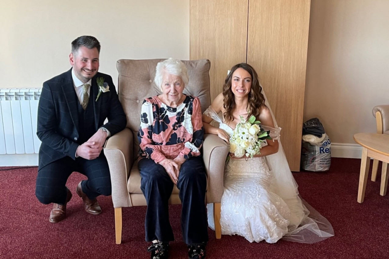 ŽELELA JE DA NJENA BAKA PO SVAKU CENU BUDE NA NJENOM VENČANJU: Potez ove neveste raznežio je i najtvrđa srca, a onda je starica pogledala u mladu i desilo se čudo! (FOTO)
