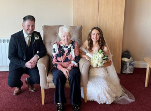 ŽELELA JE DA NJENA BAKA PO SVAKU CENU BUDE NA NJENOM VENČANJU: Potez ove neveste raznežio je i najtvrđa srca, a onda je starica pogledala u mladu i desilo se čudo! (FOTO)