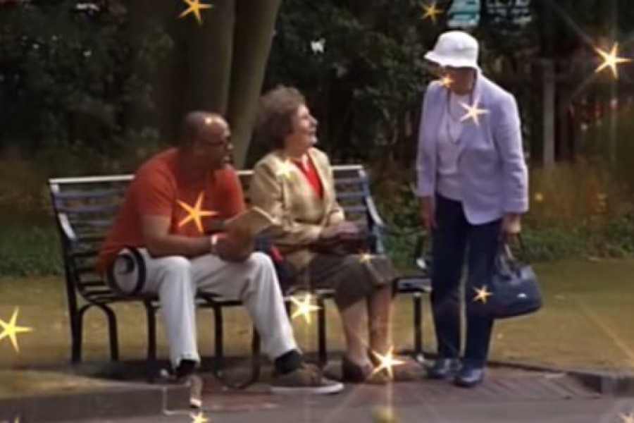 STARIJA GOSPOĐA JE PRIŠLA OVOM MUŠKARCU I PITALA GA JE NEŠTO ŠTO JE NAJMANJE OČEKIVAO: Neprijatnost  na njegovom licu je bila više nego očigledna, a pogledajte o čemu se radi! (VIDEO)