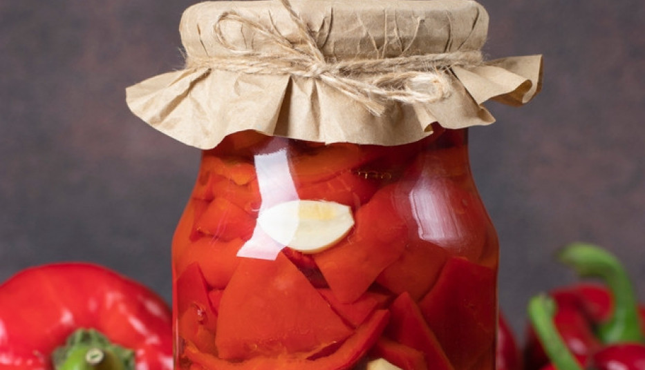 RECEPT ZA PARENU TURŠIJU: Zimnica od 10 kila paprike i jednog efektnog začina (FOTO)