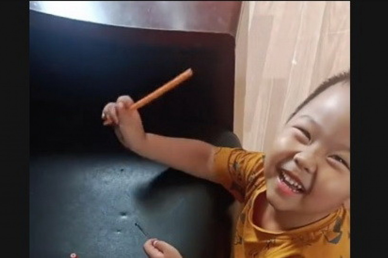 OSTAVILA JE SINA NA TREN SAMOG I KAD SE VRATILA ZANEMELA JE OD ŠOKA: Mališan je pronašao neobičan način za igru koji je skupo koštao njegove roditelje! (VIDEO)