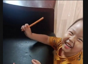 OSTAVILA JE SINA NA TREN SAMOG I KAD SE VRATILA ZANEMELA JE OD ŠOKA: Mališan je pronašao neobičan način za igru koji je skupo koštao njegove roditelje! (VIDEO)