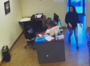 UŠLA JE U KANCELARIJU PRVOG RADNOG DANA: Samo jednim potezom sve je uništila (VIDEO)