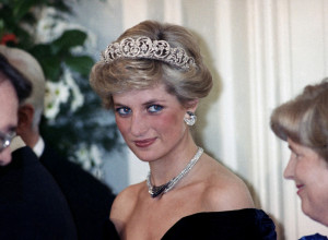 BILA JE IKONA STILA A NEOPTEREĆENA MODNIM PRAVILIMA: Nataša se pojavila u istoj haljini, reakcija princeze Dajane ju je zaprepastila (FOTO)