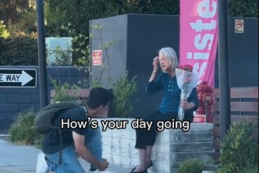 ZBOG SNIMKA OVE STARICE PLAČE CEO SVET: Ono što je mladić uradio nikoga nije ostavilo ravnodušnim (VIDEO)