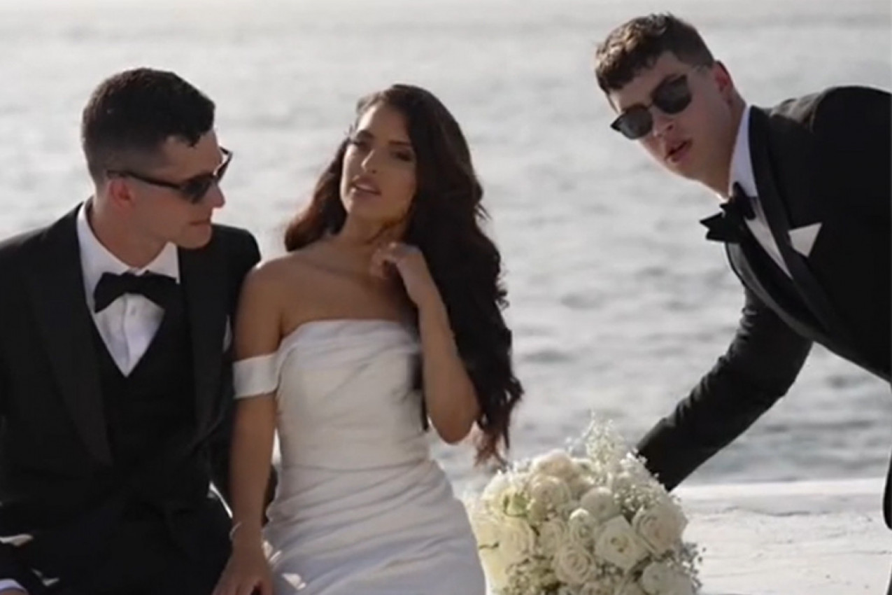 GREŠKA FOTOGRAFA IZAZVALA BURU KOMENTARA: Nevesta između dvojice muškaraca, ne zna se ko se s kim venčava (VIDEO)