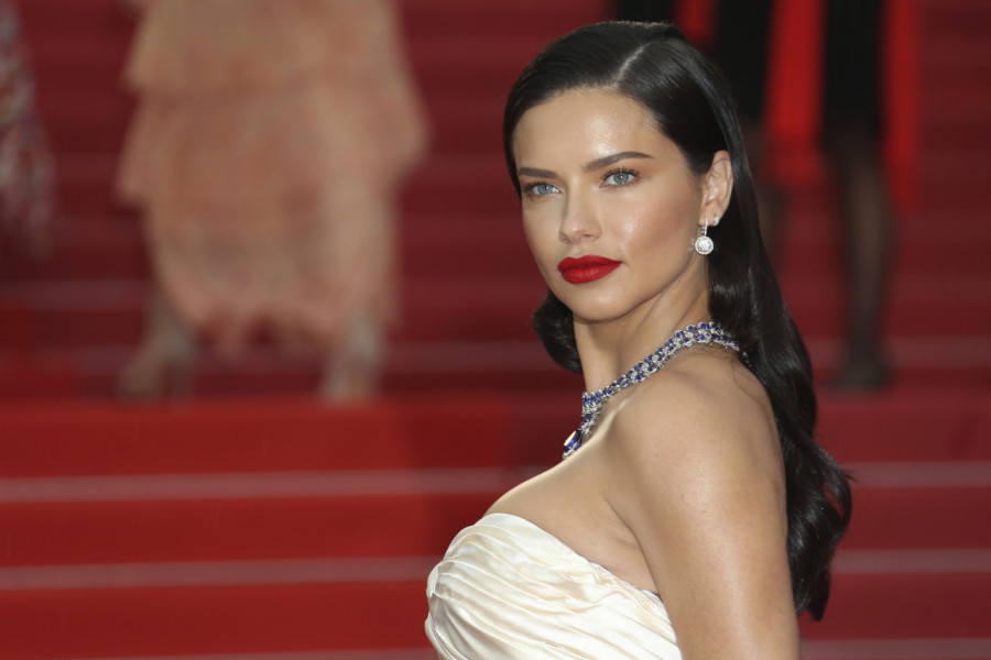 ADRIANA LIMA ZAPREPASTILA PUBLIKU U PARIZU: Reči koje je uputila jednoj devojci neće biti lako zaboravljene! (VIDEO)