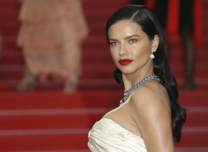 IZA OSMEHA ADRIANE LIME KRIJE SE BOLNA ISTINA IZ DETINJSTVA: Sa samo šest meseci doživela ono čega se svaka žena pribojava (FOTO)