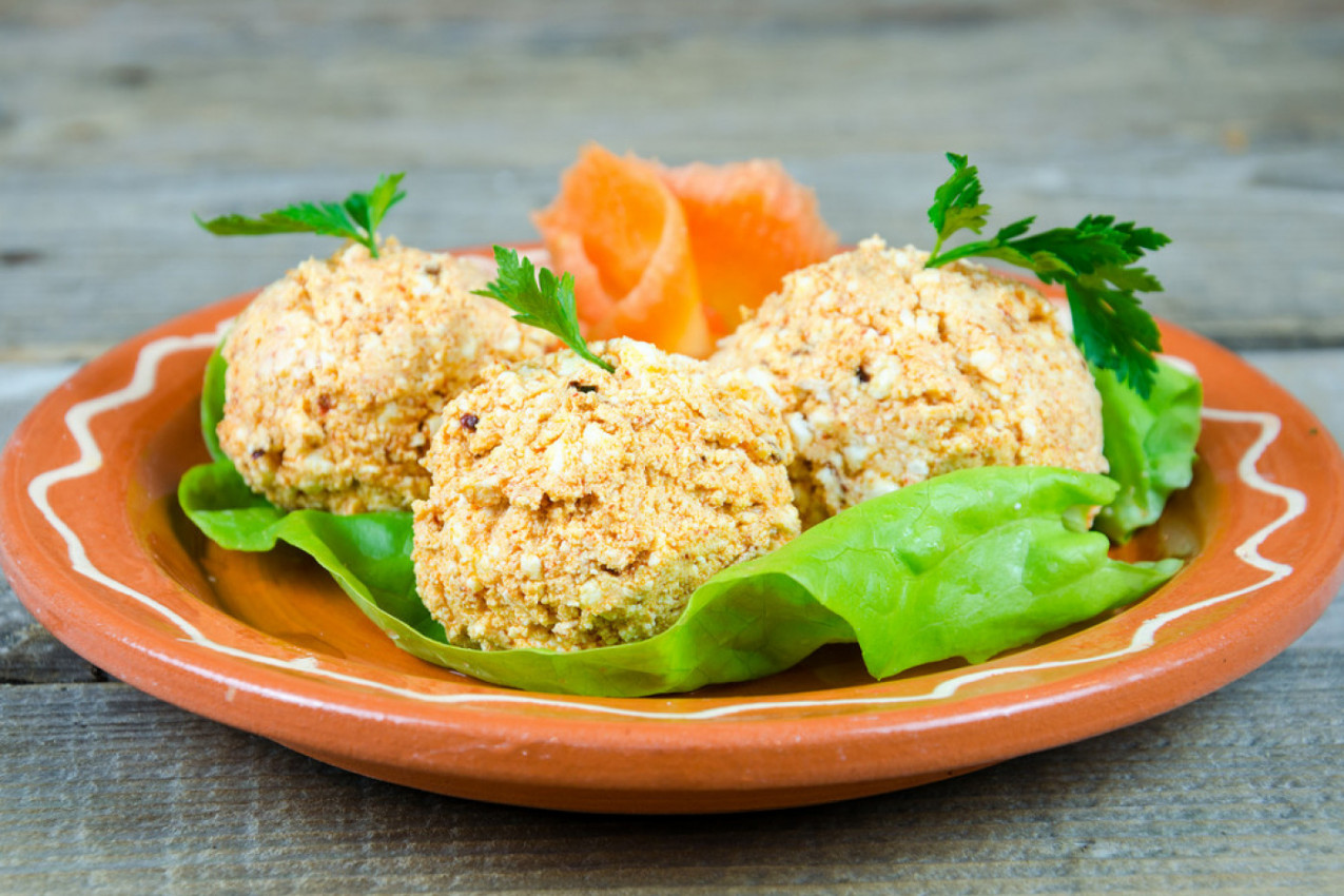 ORIGINALNI RECEPT ZA URNEBES SALATU: Ovaj sastojak je čini kremastom i pikantnom (FOTO)