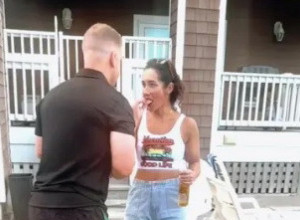 OPUŠTENO JE JELA KEKS KAD JE USLEDIO NEOČEKIVANI GEST MOMKA: Devojka je vrisnula i počela da beži, dok je on klečeći na kolenima u neverici gledao šta se dešava! (VIDEO)