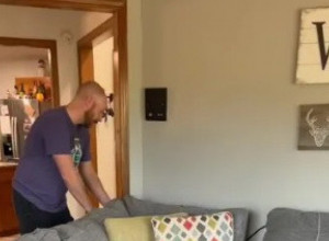 OTAC JE POMERIO KAUČ, A ONO ŠTO JE IZA NJEGA NAŠAO POTPUNO GA JE IZBEZUMILO: Nije ni slutio šta su mu deca priredila (VIDEO)