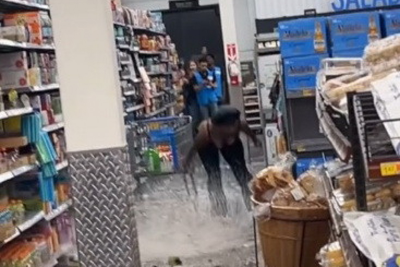 POČELA JE DA DIVLJA U LOKALU I DA PRAVI HAOS! Okupljene mušterije posmatrale su nemo prizor koji im se odvija pred očima (VIDEO)