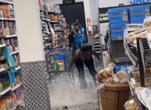 POČELA JE DA DIVLJA U LOKALU I DA PRAVI HAOS! Okupljene mušterije posmatrale su nemo prizor koji im se odvija pred očima (VIDEO)