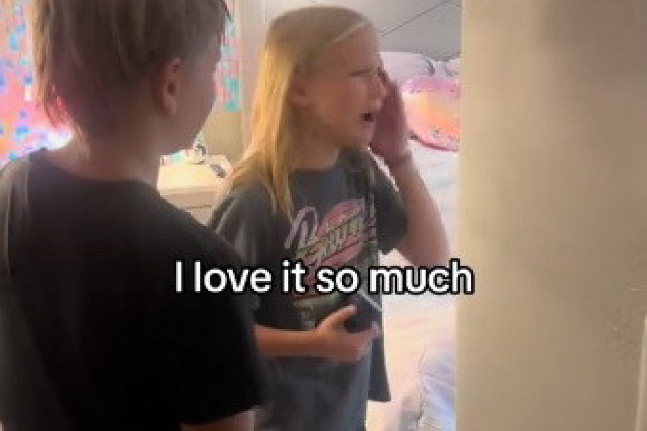 DEVOJČICA JE OTVORILA VRATA I OSTALA ZAPANJENA: Briznula je u plač ne verujući sopstvenim očima dok su roditelji nemo gledali! (VIDEO)