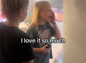 DEVOJČICA JE OTVORILA VRATA I OSTALA ZAPANJENA: Briznula je u plač ne verujući sopstvenim očima dok su roditelji nemo gledali! (VIDEO)