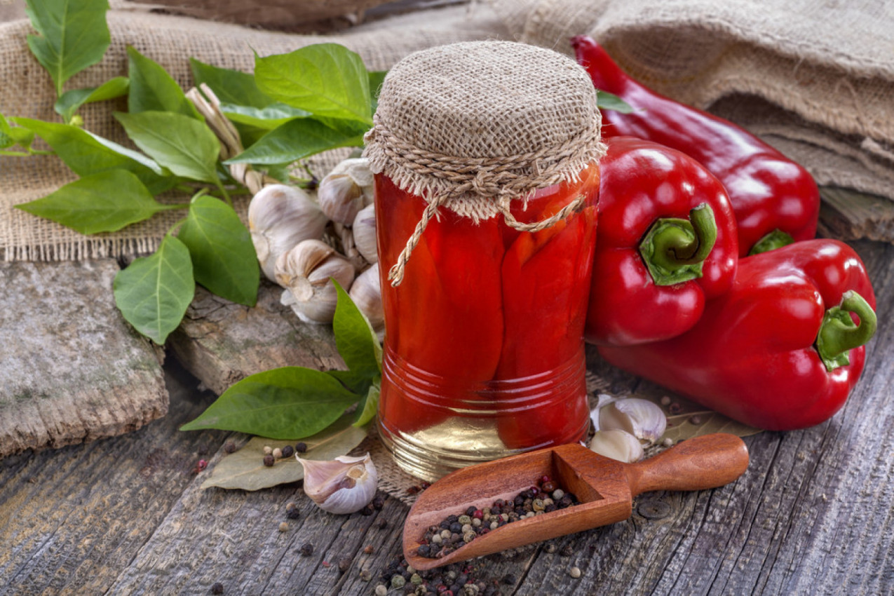 LJUTA PAPRIKA U TEGLI: Zimnica bez pečenja, gotova za tili čas (FOTO)