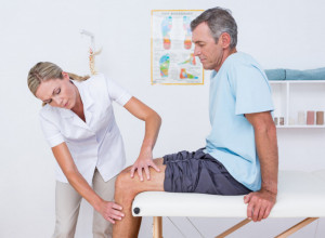 OVO SU UZROCI POJAVE VODE U KOLENIMA: Najčešći simptomi na koje upozoravaju stručnjaci (FOTO)