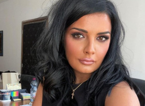 "BLAGO ONOM TVOM IGORU": Milena Popović u kratkoj haljini otkrila noge pa sefijem iz kancelarije zapalila društvene mreže (FOTO)