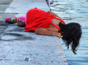 VRISAK DEVOJČICE PROLOMIO SE PRISTANIŠTEM: Turisti su bili zaprepašćeni džinovskom ribom koja je izronila iz vode! (VIDEO)