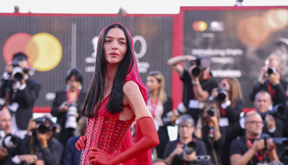 KO JE VATRENA MARIA KOJA JE ZASENILA SVE DAME U VENECIJI: Kada je prošetala crvenim tepihom svi su zanemeli, podvezice su privukle posebnu pažnju (VIDEO)