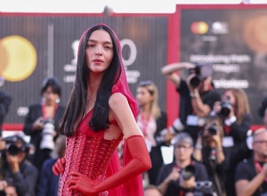 KO JE VATRENA MARIA KOJA JE ZASENILA SVE DAME U VENECIJI: Kada je prošetala crvenim tepihom svi su zanemeli, podvezice su privukle posebnu pažnju (VIDEO)