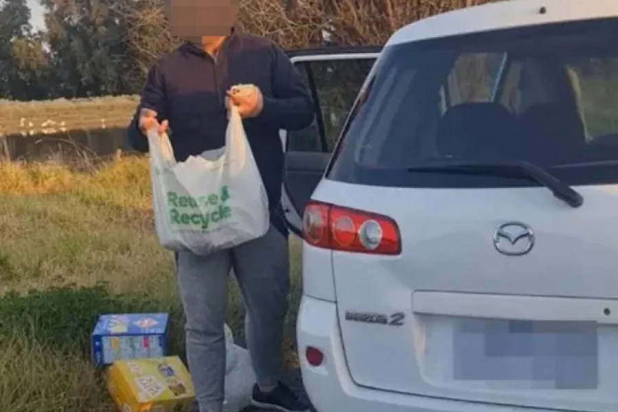 VOZAČ DOSTAVE UHVAĆEN KAKO BACA HRANU PORED PUTA: Ukoliko vam ne stigne željena narudžbina, evo šta se sa njom desilo (VIDEO)