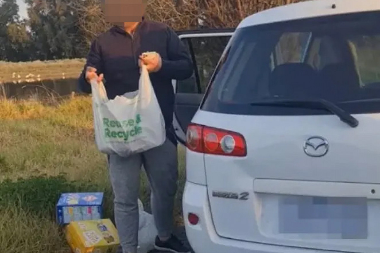 VOZAČ DOSTAVE UHVAĆEN KAKO BACA HRANU PORED PUTA: Ukoliko vam ne stigne željena narudžbina, evo šta se sa njom desilo (VIDEO)