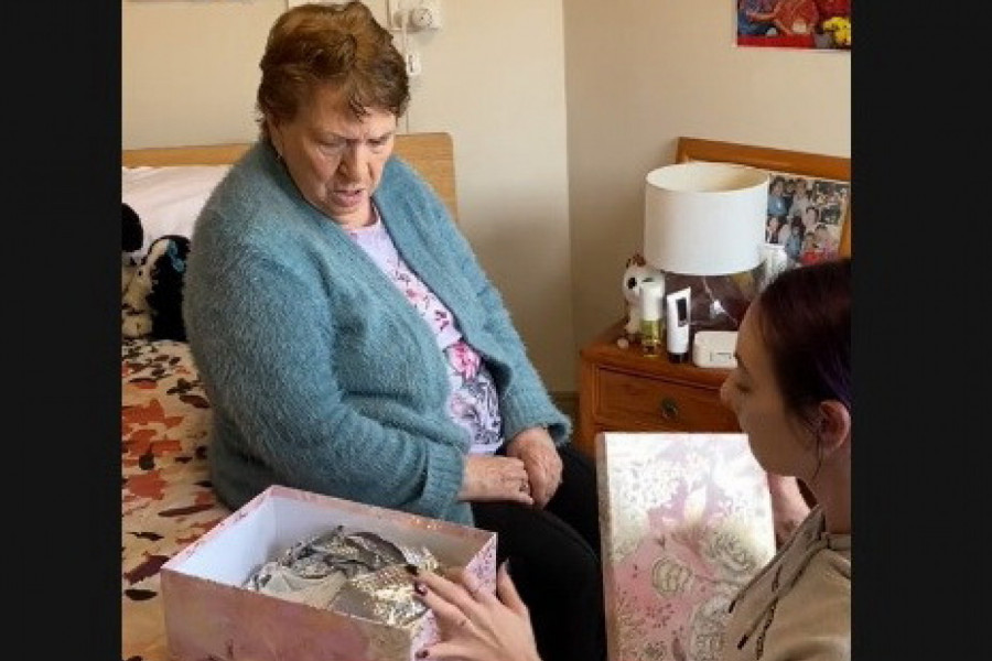 UNUKA JE SVOJOJ BAKI SAOPŠTILA VESTI KOJE SU JE DOVELE DO SUZA: Sve je bilo spakovano u jednoj kutiji, žena je gledala u nju ne mogavši da sakrije emocije (VIDEO)