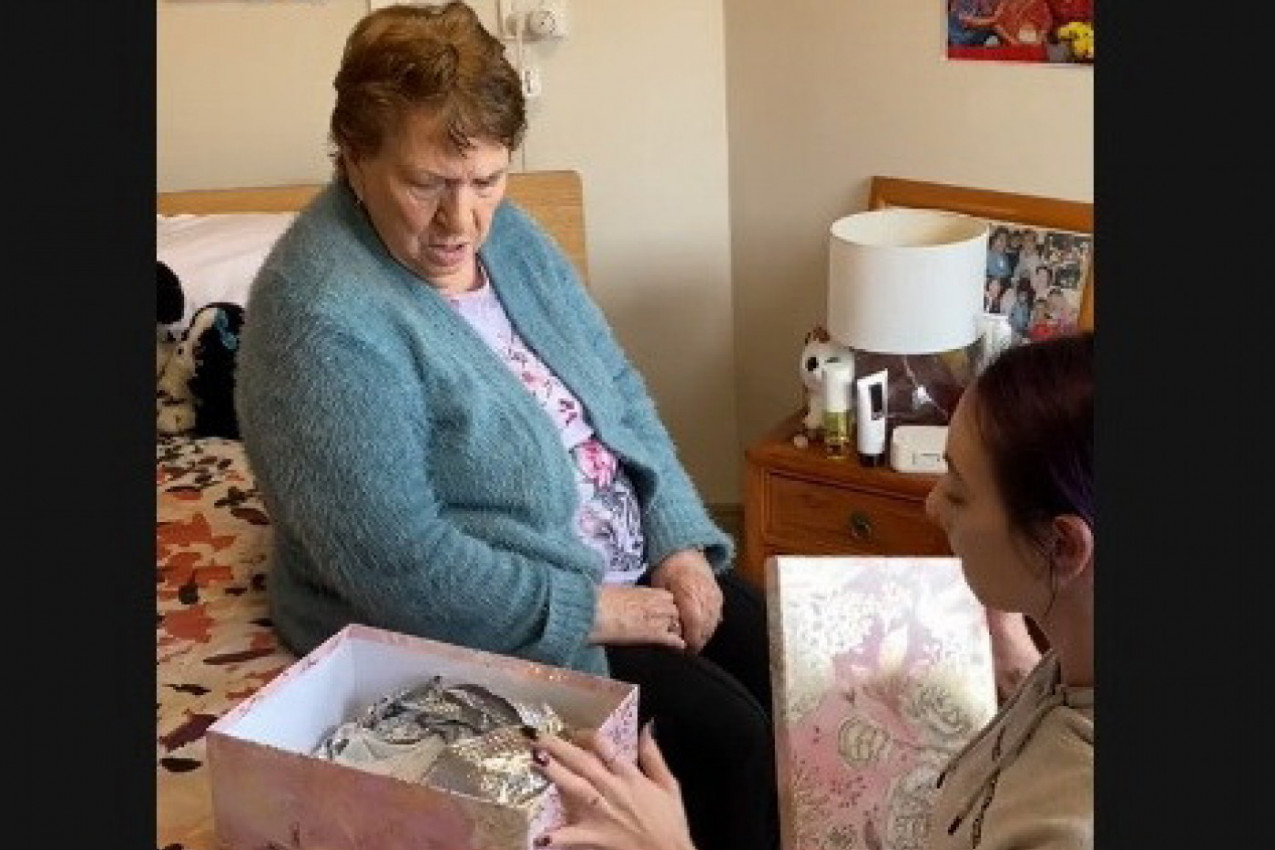 UNUKA JE SVOJOJ BAKI SAOPŠTILA VESTI KOJE SU JE DOVELE DO SUZA: Sve je bilo spakovano u jednoj kutiji, žena je gledala u nju ne mogavši da sakrije emocije (VIDEO)