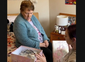 UNUKA JE SVOJOJ BAKI SAOPŠTILA VESTI KOJE SU JE DOVELE DO SUZA: Sve je bilo spakovano u jednoj kutiji, žena je gledala u nju ne mogavši da sakrije emocije (VIDEO)