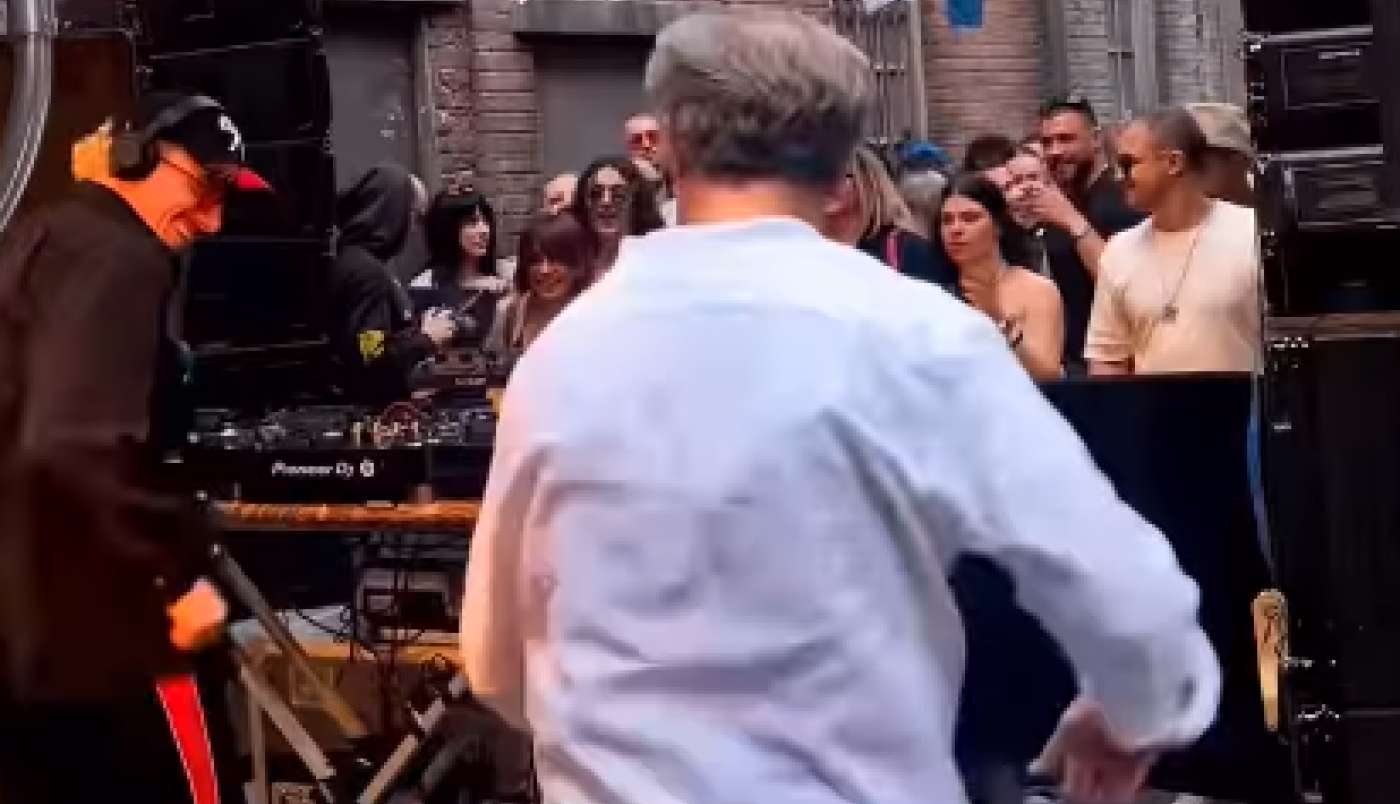 STARIJI ČOVEK SE POPEO NA BINU TOKOM REJV KONCERTA: Mladi su gledali u čudu, smejali se a onda je on pokazao šta ume i ukrao šou! (FOTO+VIDEO)