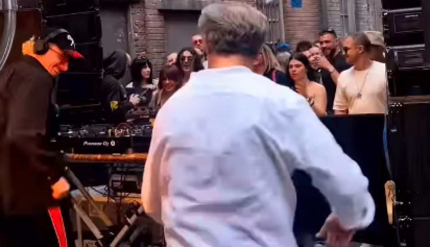 STARIJI ČOVEK SE POPEO NA BINU TOKOM REJV KONCERTA: Mladi su gledali u čudu, smejali se a onda je on pokazao šta ume i ukrao šou! (FOTO+VIDEO)