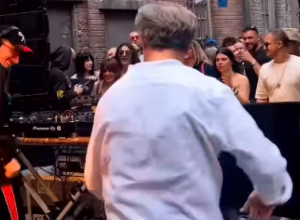 STARIJI ČOVEK SE POPEO NA BINU TOKOM REJV KONCERTA: Mladi su gledali u čudu, smejali se a onda je on pokazao šta ume i ukrao šou! (FOTO+VIDEO)