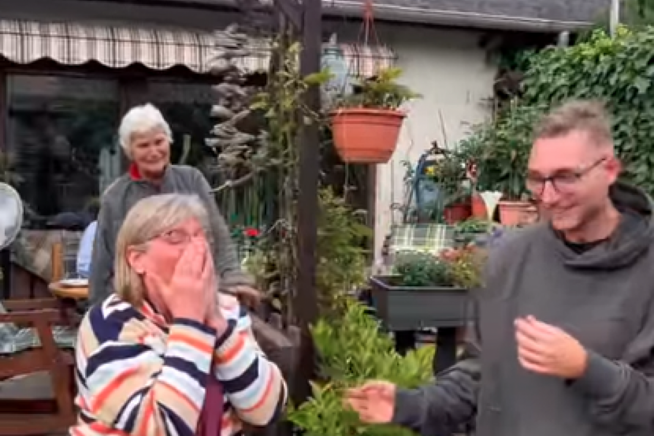 POSLE TRI GODINE POJAVIO SE PRED RODITELJSKIM DOMOM: Dirljiva scena nikog nije ostavila ravnodušnim, suze same teku (VIDEO)