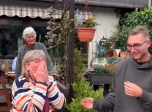 POSLE TRI GODINE POJAVIO SE PRED RODITELJSKIM DOMOM: Dirljiva scena nikog nije ostavila ravnodušnim, suze same teku (VIDEO)