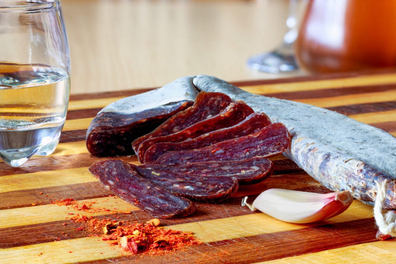 ZA OVAJ DELIKATES SE VERUJE DA JE PRIRODNI AFRODIZIJAK: Tradicionalni recept za pirotsku peglanu kobasicu